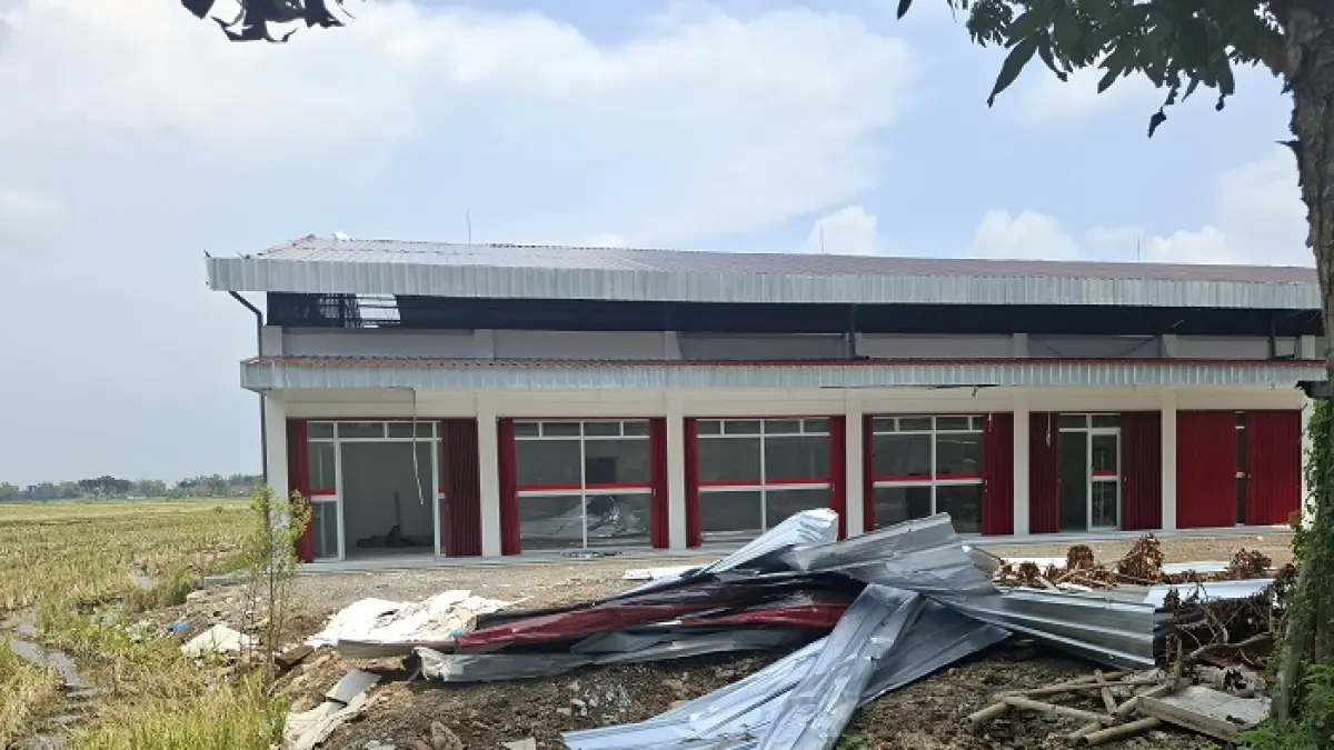 Perbaikan gerai Koperasi Desa/Kelurahan (Kopdes) Merah Putih di Desa Kedungrejo, Kecamatan Megaluh, Jombang belum juga rampung. (Achmad RW/Radar Jombang)