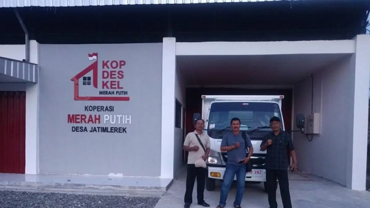PROGRAM NASIONAL: Kepala Desa Jatimlerek Jadi (kanan) bersama ketua koperasi Arifin (tengah) setelah menerima kendaraan operasional KDMP Desa Jatimlerek, Plandaan, Jombang, Jumat (3/3) sore. (Dwi Aris/Radar Jombang)