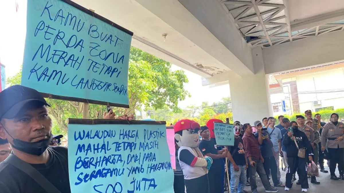 SAMPAIKAN TUNTUTAN: Ratusan PKL dari berbagai kecamatan menggelar aksi demo menuntut penertiban sesama PKL yang berjualan di Jl KH Ahmad Dahlan, Jombang, Selasa (7/4). (Anggi Fridianto/Radar Jombang) 