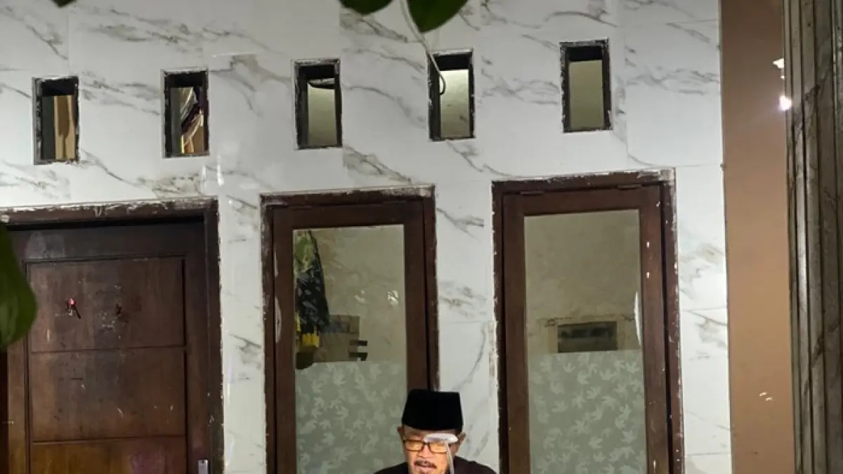 TELADAN: Prof Dr KH Ahmad Zahro MA Alhafiz, pembimbing dan penasihat Pesantren Cemerlang An-Najach Tambakberas, Jombang. (Wenny Rosalina/Radar Jombang)