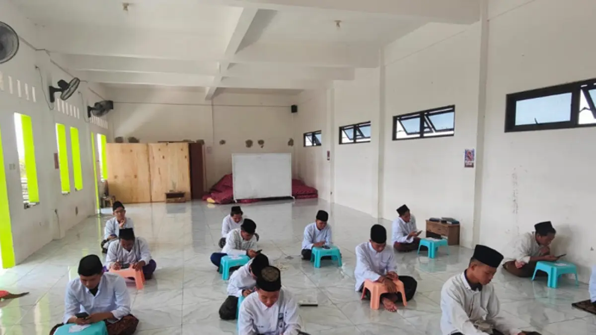 FOKUS: Santri Pondok Pesantren Hamalatul Quran Jogoroto, Jombang saat mengikuti  UAN, Senin (6/4). (Wenny Rosalina/Radar Jombang)