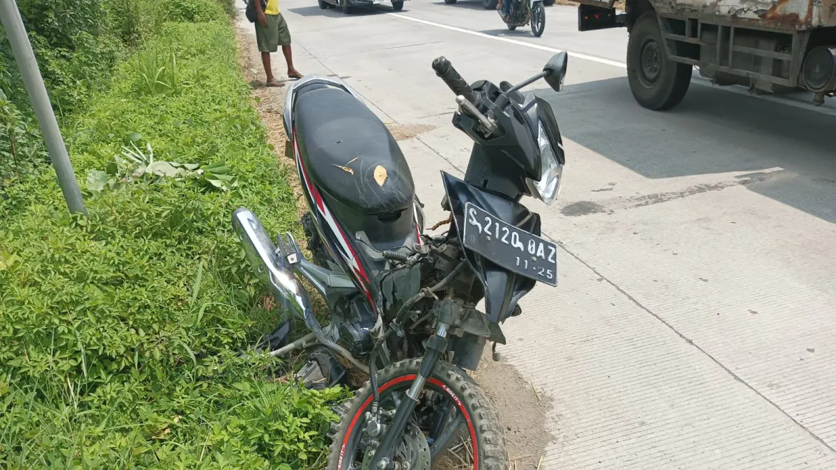 - Kecelakaan maut terjadi di jalan kabupaten ruas Kabuh–Tapen, Jombang, Selasa (7/4) pagi. (Achmad RW/Radar Jombang)