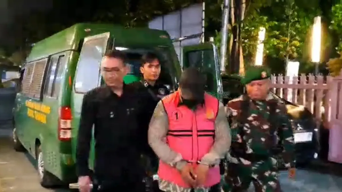 Kejari Jombang resmi menetapkan Muhammad Insan Nur Chakim, 35, mantri bank asal Desa Losari, Kecamatan Ploso, sebagai tersangka, Selasa (7/4) malam. (Achmad RW/Radar Jombang)