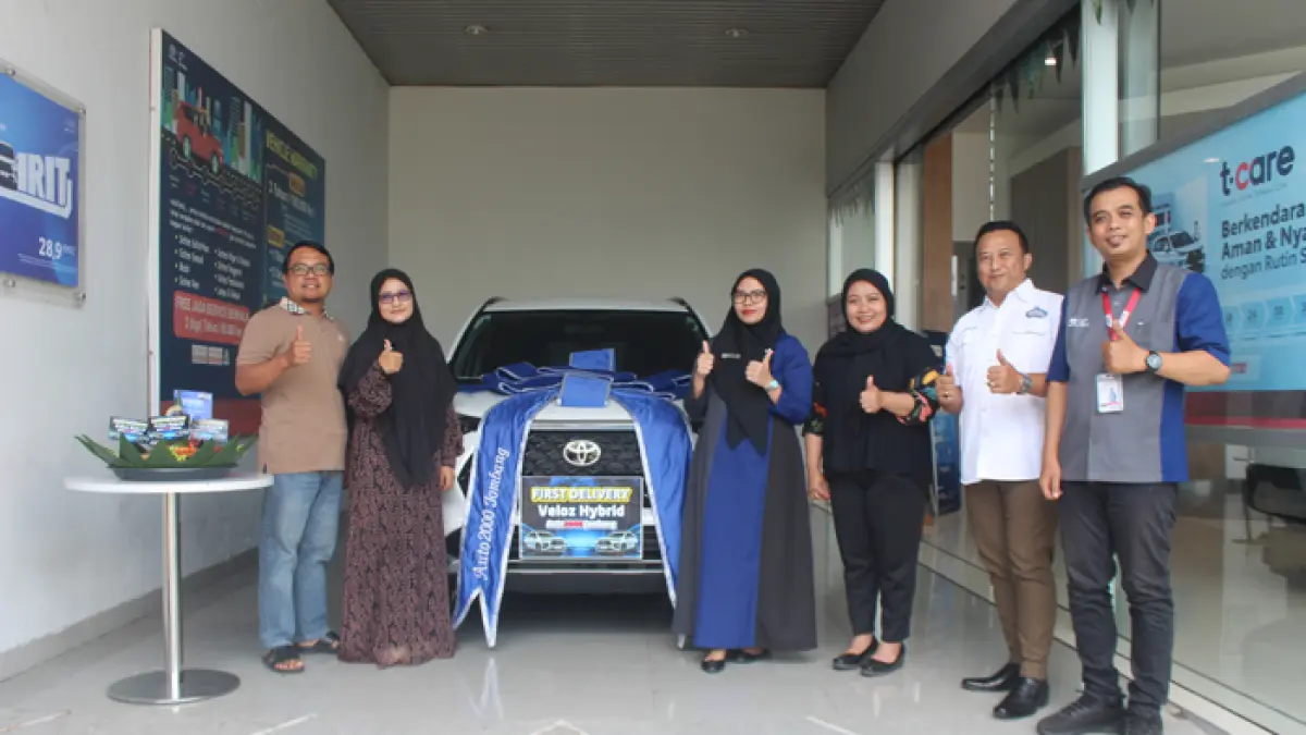 PELAYANAN PRIMA: Prosesi serah terima perdana Veloz Hybrid di Auto2000 Jombang. (Wenny Rosalina/Radar Jombang)