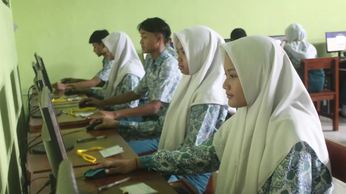 PERSIAPAN: Siswa SMPN 1 Jombang bersiap mengikuti TKA sesi kedua di lab komputer, Rabu (8/4). (Wenny Rosalina/Radar Jombang)