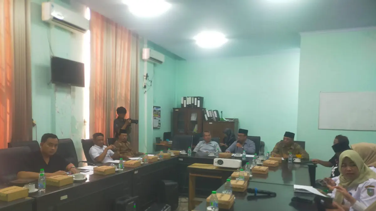 SERIUS: Komisi A DPRD Jombang menggelar rapat dengar pendapat terkait pembangunan KDKMP Desa Pulolor , Rabu (8/4). (Azmy Endiyana/Radar Jombang)