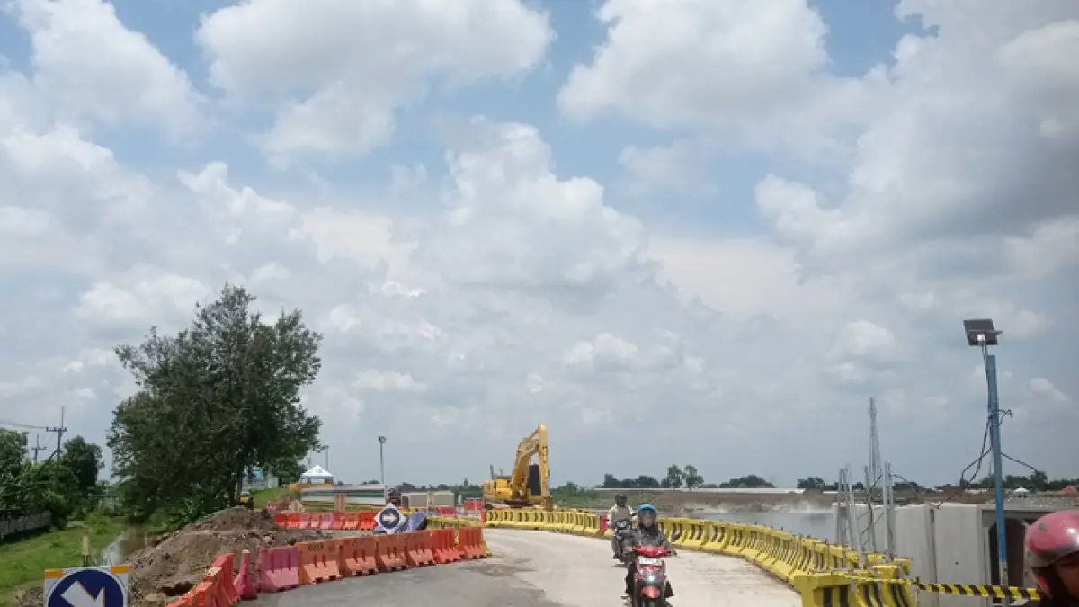 TERDAMPAK PROYEK: Jalan kabupaten ruas Ploso-Munung di Desa Jatimlerek, Kecamatan Plandaan, Jombang mulai dikeruk. (Ainul Hafidz/Radar Jombang)