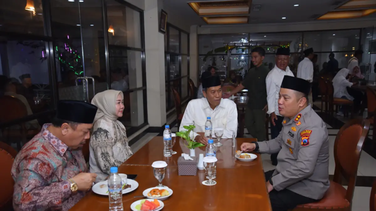 Bupati Jombang Warsubi beserta jajaran Forkopimda menghadiri malam puncak peringatan Hari Pers Nasional (HPN) sekaligus PWI Jombang Award 2026 di Yusro Hotel Jombang, Rabu (8/4) malam. (Anggi Fridianto/Radar Jombang)