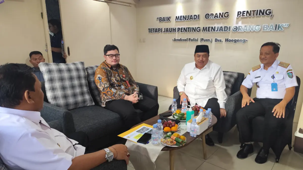 DIBAHAS: Bupati Jombang Warsubi bertemu Bupati Kediri dan Nganjuk membahas rencana usuan Flyober di Simpang Mengkreng, (8/4). (Anggi Fridianto/Radar Jombang)