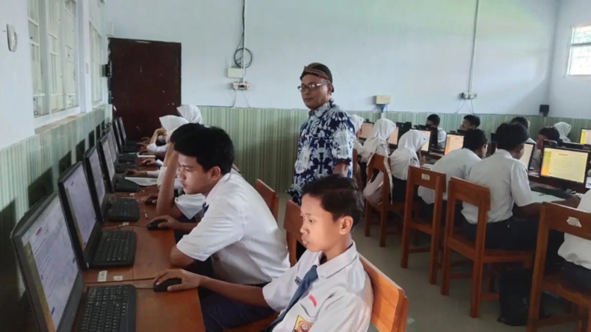 Hari terakhir pelaksanaan Tes Kemampuan Akademik (TKA) gelombang kedua di SMPN 2 Ngoro, Jombang, Kamis (9/4). (Wenny Rosalina/Radar Jombang)