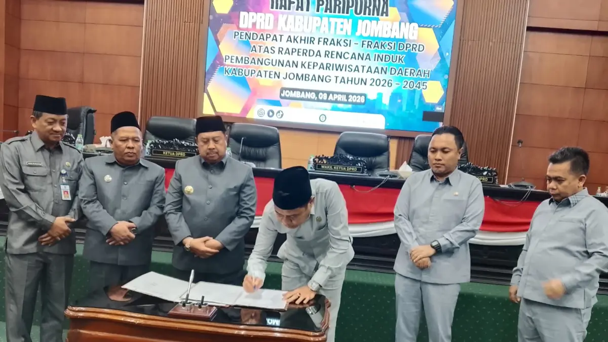 SEPAKAT: DPRD dan Pemkab Jombang menyepakati Raperda Riparkab dijadikan perda Kamis (9/4). (Azmy Endiyana/Radar Jombang)