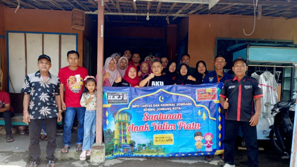 TELADAN: Wakil Ketua DPRD Jombang, HM Syarif Hidayatullah ST MMT (Gus Sentot), bersama ILKJ Korwil Jombang Kota usai santunan yatim di Kedawong, Diwek, Minggu (28/3).  (Rojiful Mamduh/Radar Jombang)