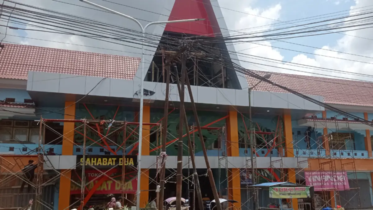 BELUM RAMPUNG: Neon box Pasar Ploso, Jombang yang sebelumnya rusak kini seluruhnya dicopot. (Ainul Hafidz/Radar Jombang)