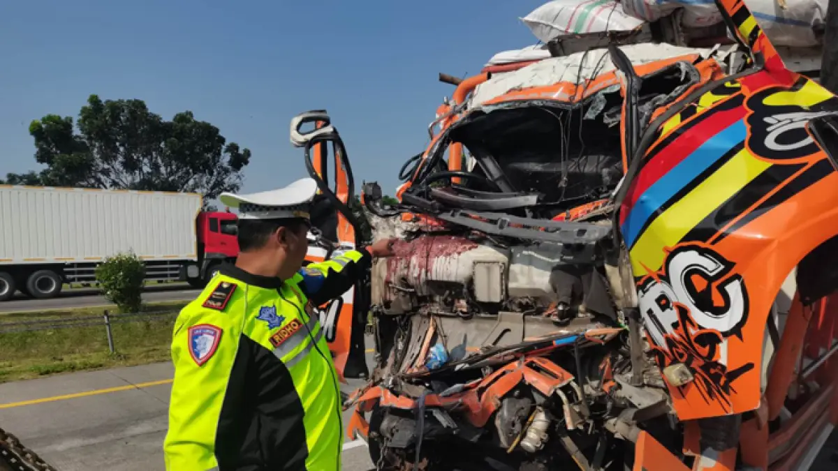 Dua orang tewas di Tol Jombang-Mojokerto setelah truk bermuatan paket yang mereka tumpangi menghantam dump truk di depannya, Jumat (10/4) pagi. (Achmad RW/Radar Jombang)