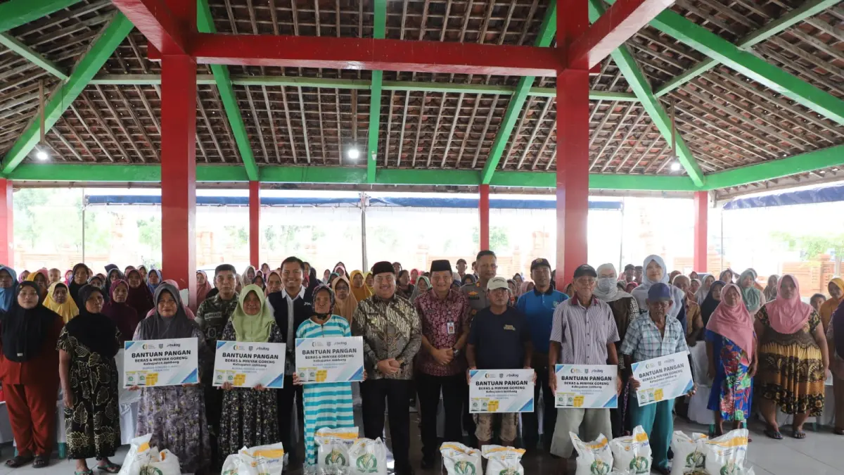 PEDULI: Pimpinan Cabang (Pinca) Bulog Mojokerto Muhammad Husin bersama Bupati Jombang Warsubi saat menyalurkan bantuan kepada warga.  (Anggi Fridianto/Radar Jombang)