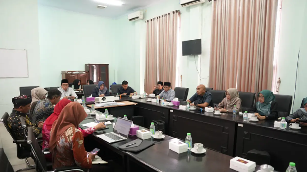 SERIUS: Komisi D DPRD Jombang melakukan RDP dengan Dinas Pendidikan dan Kebudayaan Jombang, Kamis (9/4). (Azmy Endiyana/Radar Jombang)