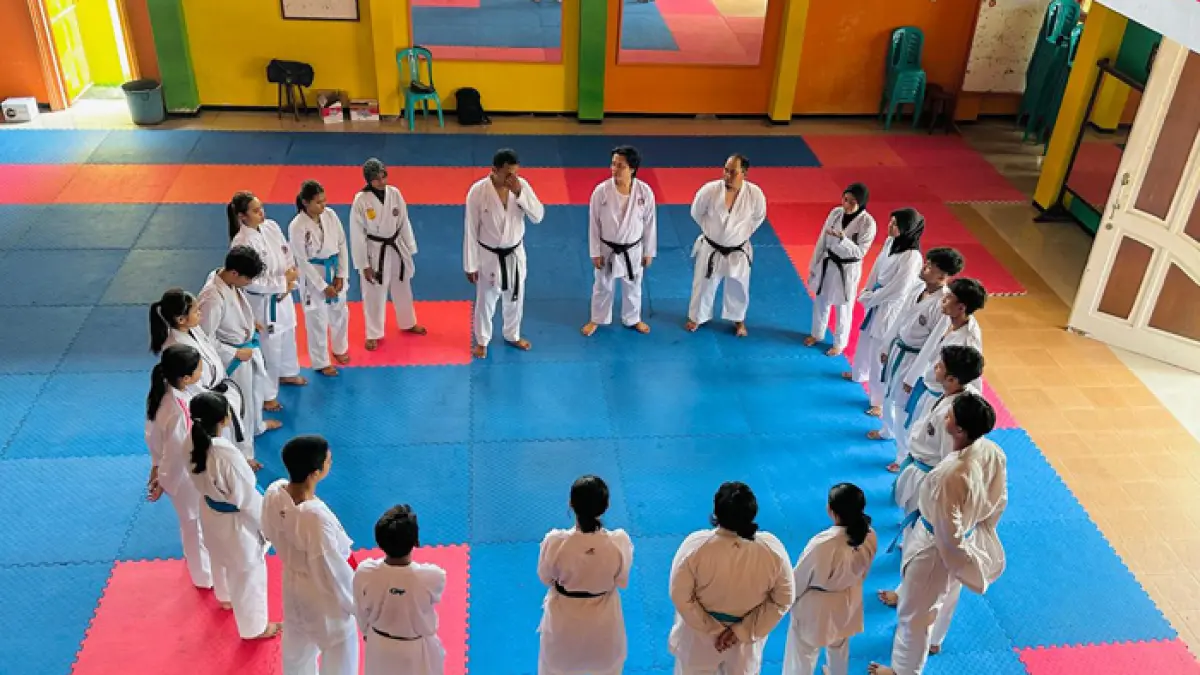 TANGGUH: Karateka saat berlatih di Dojo Mahameru Jombang, (4/4). (Wenny Rosalina/Radar Jombang)
