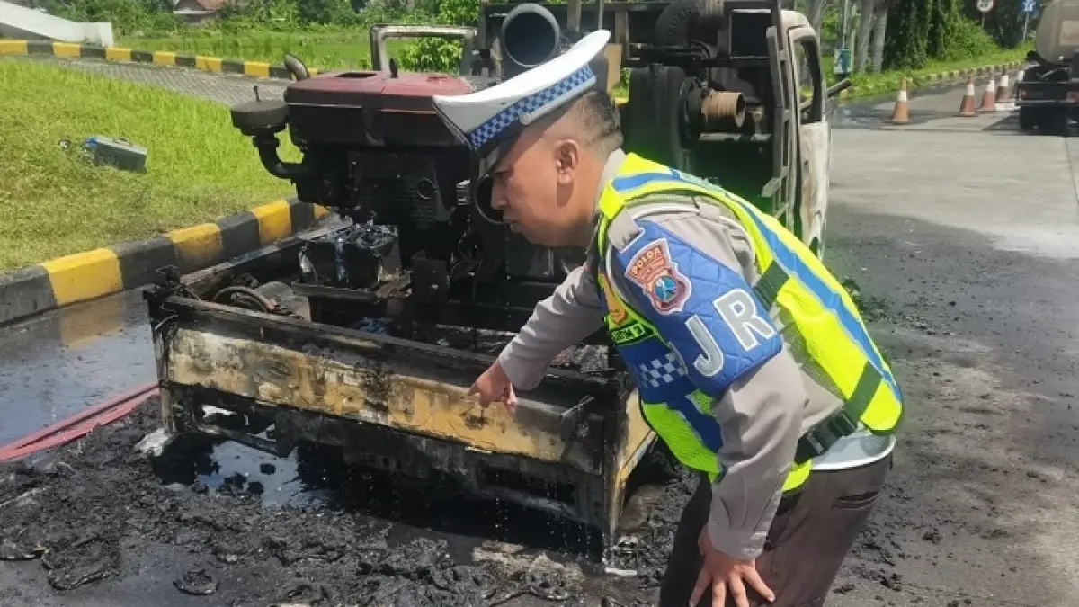 Sebuah mobil pikap terbakar di Exit GT Bandar ruas Tol Jombang–Mojokerto, Minggu (12/4) siang. (Achmad RW/Radar Jombang)