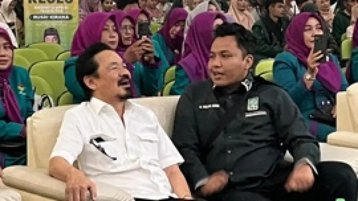 AKTIF: Mochammad Waliyul Hakim (kanan) mendampingi Wakil Ketua MPR RI Rusdi Kirana saat reses di Jombang.