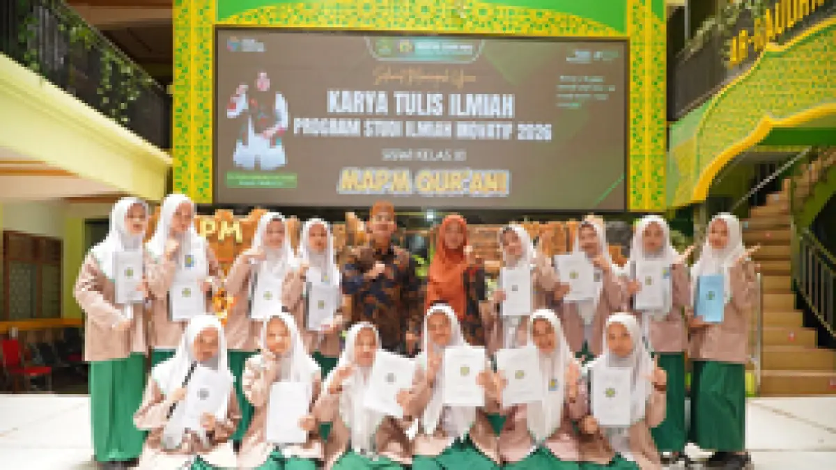CERDAS: Siswi MA Perguruan Muallimat Cukir, Jombang saat mengikuti ekstra karya tulis ilmiah yang dibina Ustad Zainuddin El Zamid.
