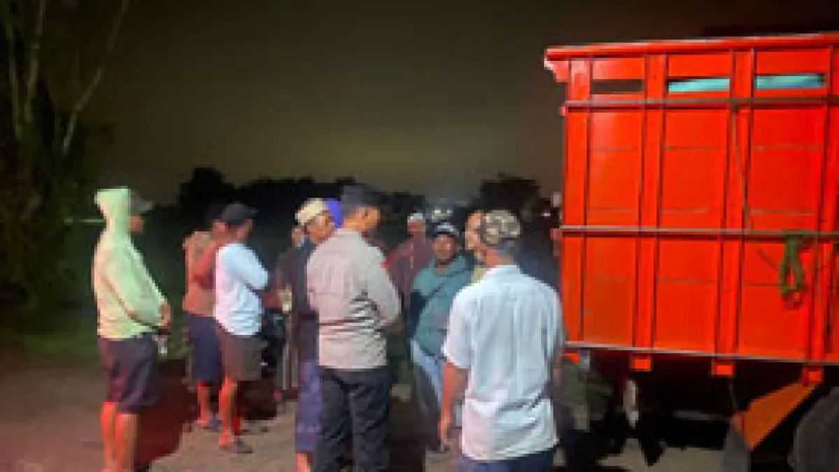 EVAKUASI: Warga mengevakuasi Suyanto Hadi Triono, 52, warga Dusun/Desa/Kecamatan Kabuh yang mati mendadak di atas truk di area persawahan Dusun Cangkringmalang, Desa Carangrejo, Kecamatan Kesamben, Jombang, Sabtu (11/4). (Achmad RW/Radar Jombang)