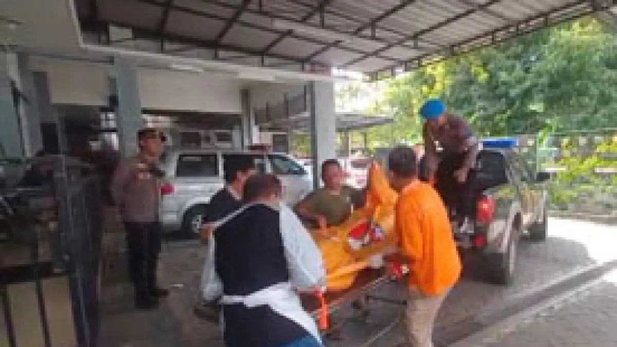 Penemuan jasad pria tanpa identitas di sungai menggegerkan warga Dusun Paras, Desa Turipinggir, Kecamatan Megaluh, Jombang, Minggu (12/4) siang. (Achmad RW/Radar Jombang)