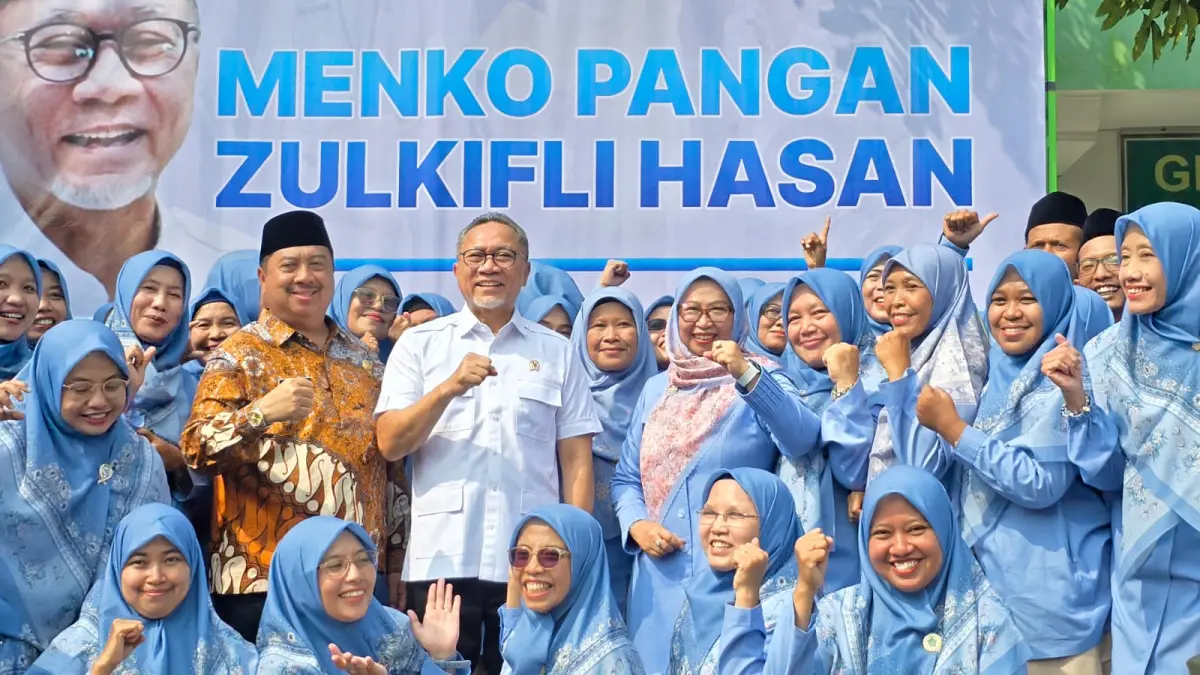 PROFESIONAL: Menko Pangan Zulkifli Hasan, Bupati Jombang Warsubi dan Kepala Madrasah, Dr Hj Saadatul Athiyah MPd,  bersama seluruh guru MAN 1 Jombang. (Wenny Rosalina/Radar Jombang)