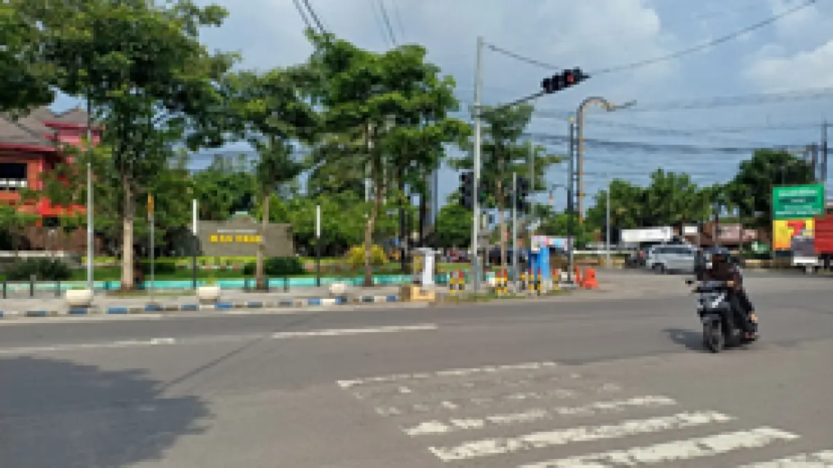 PUDAR: Kondisi zebra cross di Jl KH Wahid Hasyim, Jombang yang mulai tak terlihat utuh.