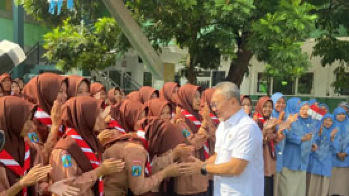 TELADAN: Menko Pangan Zulkifli Hasan bersalaman dengan siswa MAN 1 Jombang, Jumat (10/4). (Wenny Rosalina/Radar Jombang)