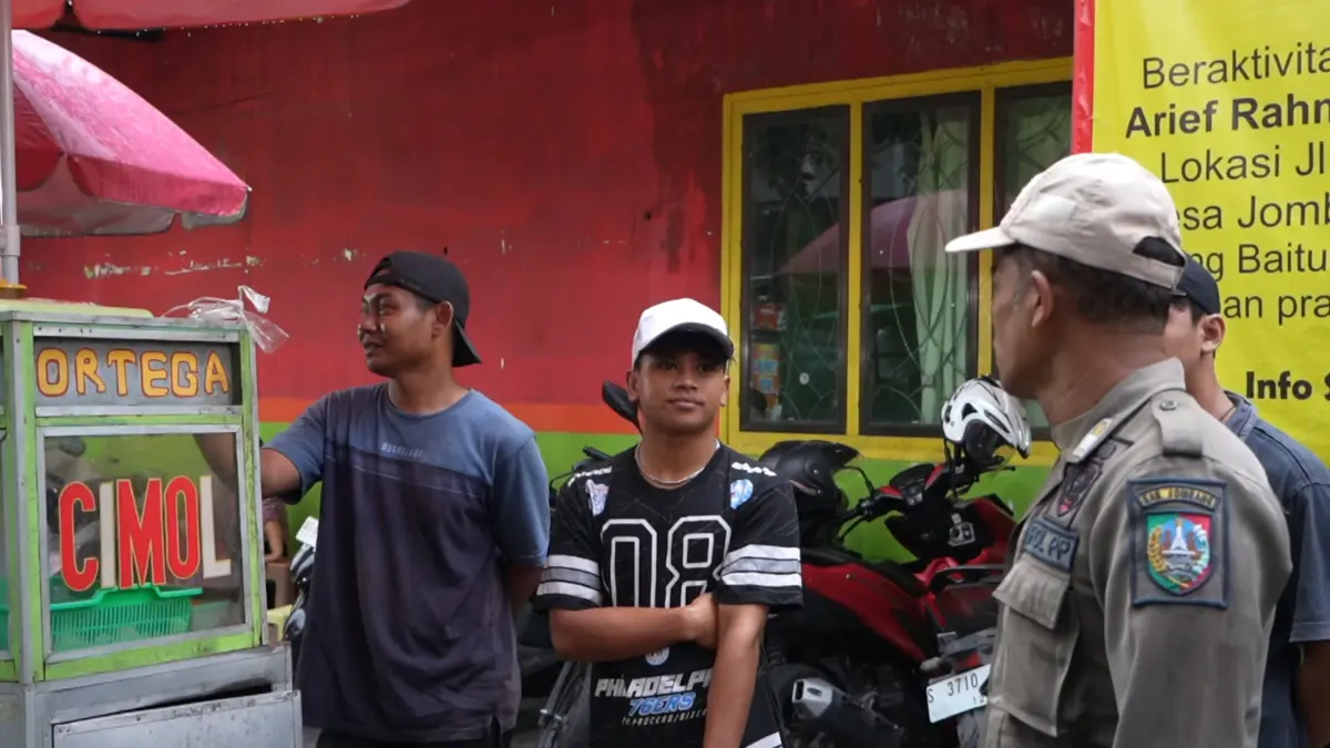 DISTERILKAN: Pemkab Jombang melakukan penertiban PKL di zona merah, Jumat (10/4) sore. (Anggi Fridianto/Radar Jombang)