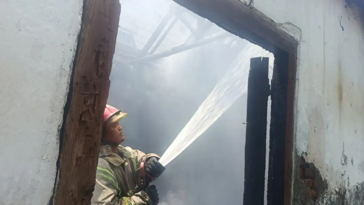 Kebakaran melanda dapur dan gudang milik Abdul Manaf, 78, di Dusun Dongeng, Desa Jarak Kulon, Kecamatan Jogoroto, Jombang, Senin (13/4) pagi. (Anggi Fridianto/Radar Jombang)
