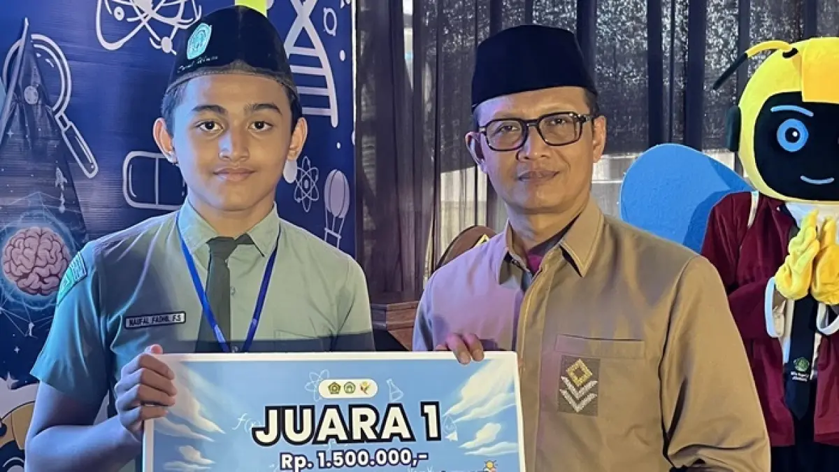 Kepala Kantor Kemenag Jombang Muhajir bersama siswa MTsN 2 Jombang juara 1 olimpiade bidang matematika. (Wenny Rosalina/Radar Jombang)