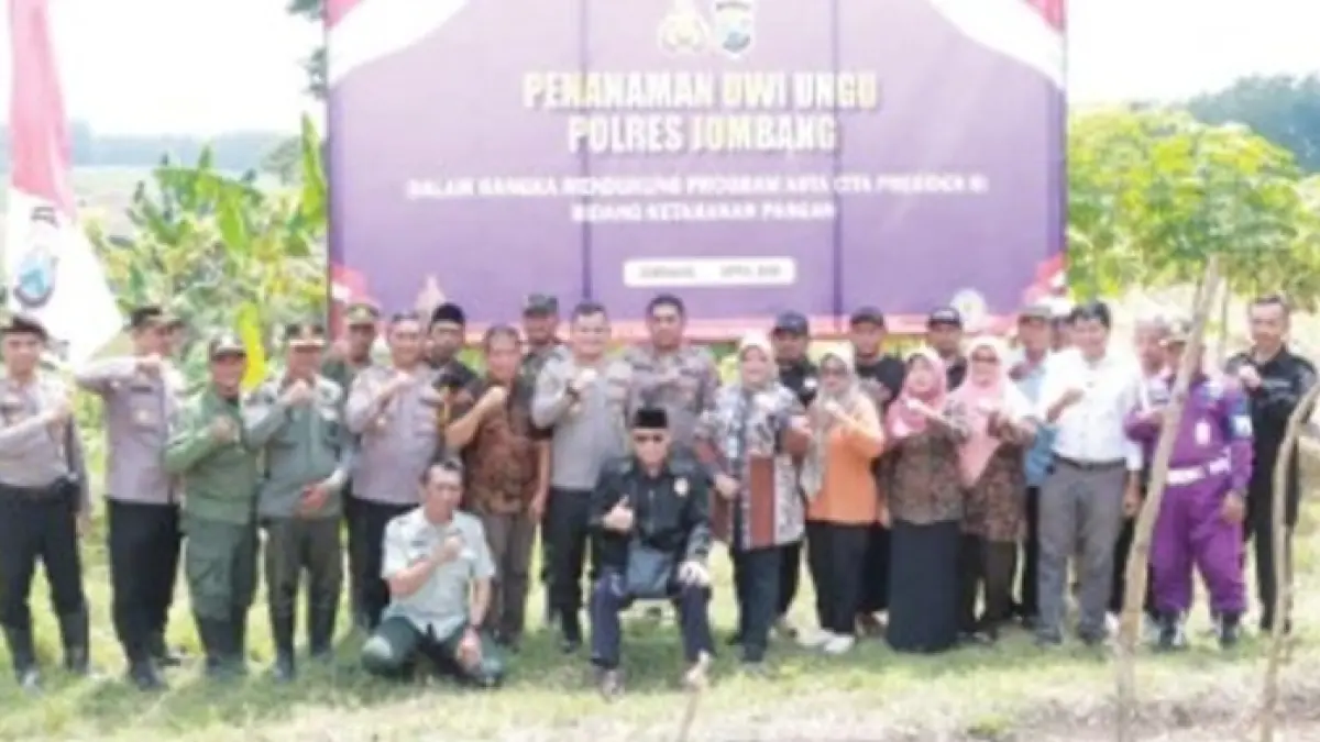 KETAHANAN PANGAN: Kepala Desa Made, Ngusikan, Jombang, Winarsih, mendampingi tamu undangan saat kegiatan penanaman bibit uwi ungu, Kamis (9/4). (Dwi Aris/Radar Jombang)