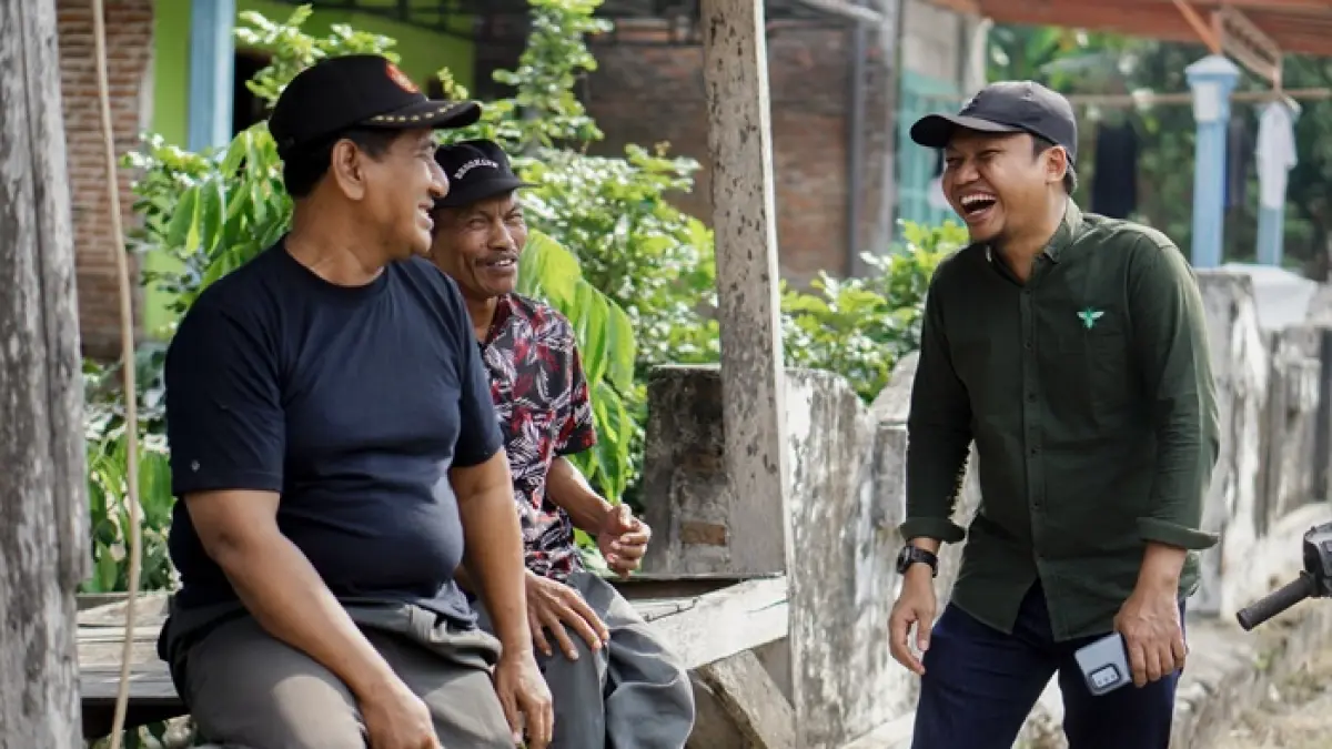 MERAKYAT: Calon Ketua DPC PKB Jombang, Mochammad Fauzan (kanan) turun langsung ke lapangan untuk menyerap aspirasi warga. 