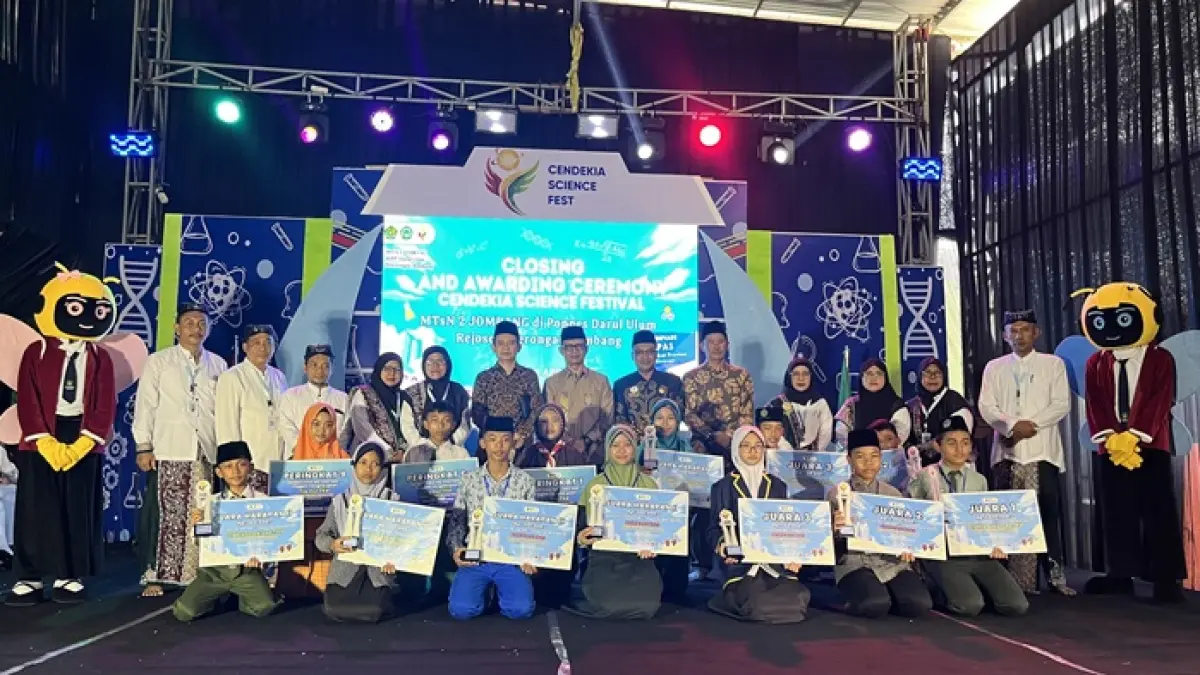 Tamu kehormatan MTsN 2 Jombang bersama seluruh jawara lomba. (Wenny Rosalina/Radar Jombang)