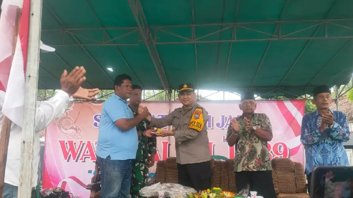 BUDAYA TURUN TEMURUN: Warga Desa Watugaluh, Diwek, Jombang melakukan doa bersama di Situs Mpu Sindok saat peringatan hari jadi desa, Kamis (10/4) malam. (Dwi Aris/Radar Jombang)