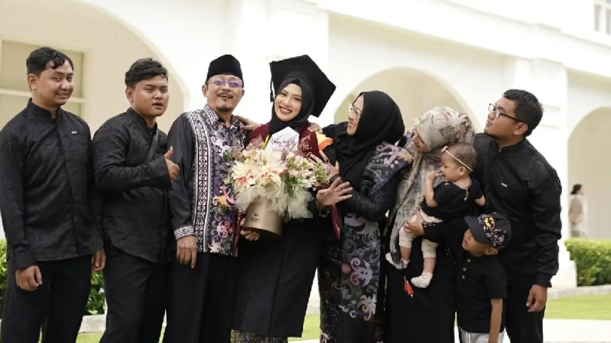 Kuni Samsahayah (tengah) bersama keluarga.