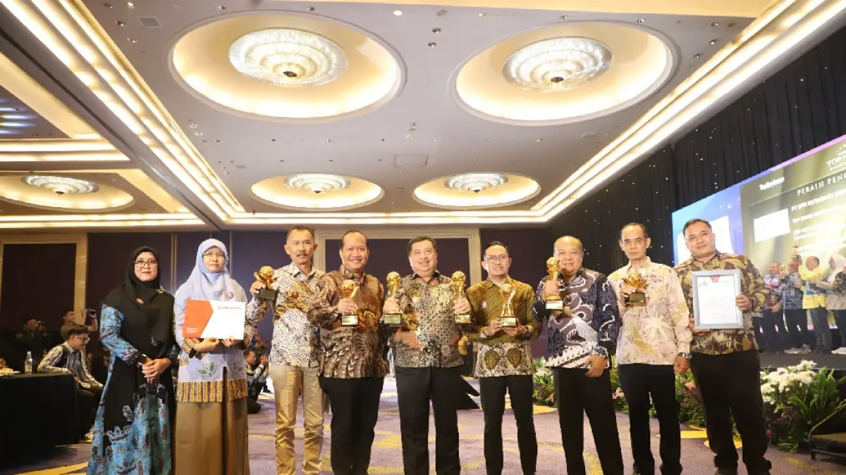 SINERGI: Bupati Jombang Warsubi menerima penghargaan TOP Pembina BUMD 2026 dalam ajang TOP BUMD Awards 2026 di Dian Ballroom, Hotel Raffles Jakarta, Senin (13/4).