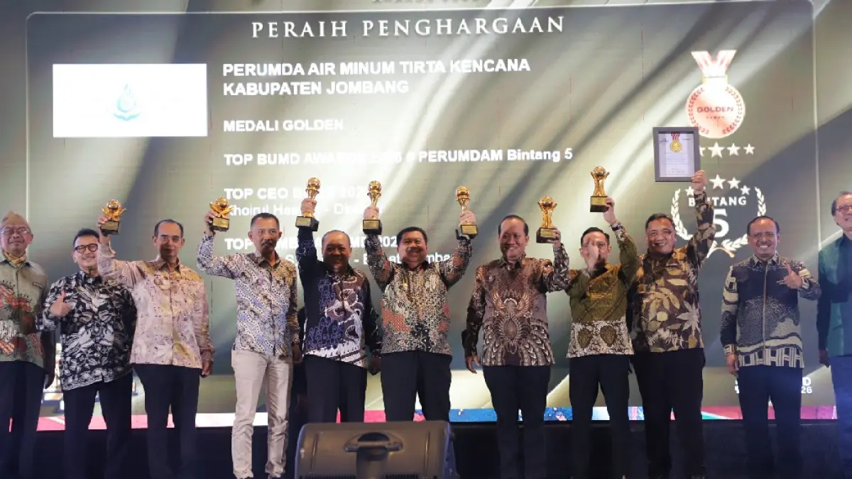 SINERGI: Direktur Perumdam Tirta Kencana Jombang, Khoirul Hasyim, bersama Bupati Warsubi saat meraih penghargaan TOP BUMD Awards 2026, Senin (13/4).