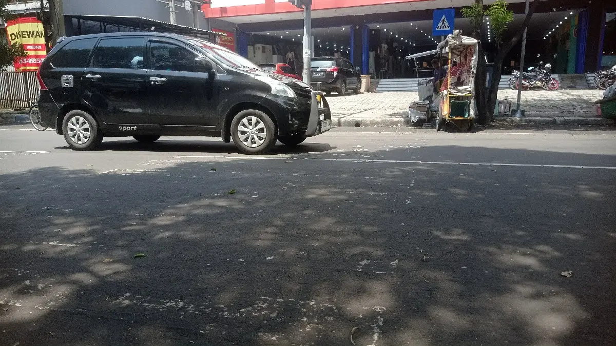 TAK TERLIHAT: Zebra cross di Jl A Yani, Jombang yang mulai memudar. (Ainul Hafidz/Radar Jombang)