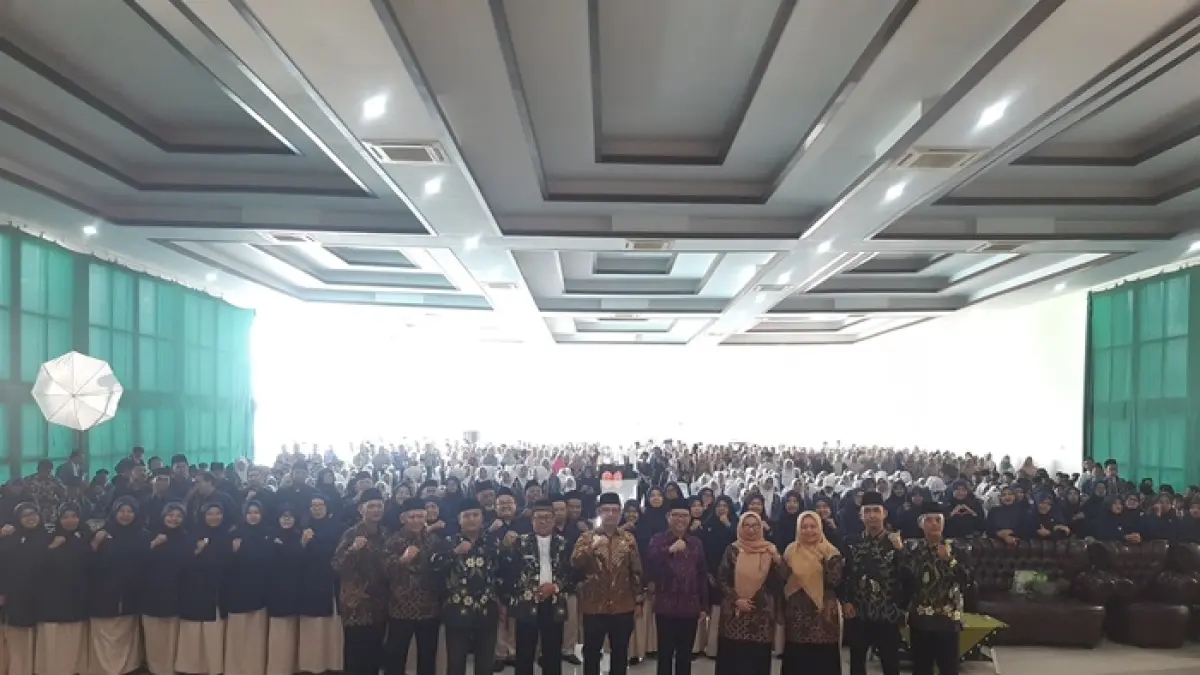 4.	KOMPAK: Kepala Kemenag Jatim, Dr Achmad Sruji Bakhtiar, Kepala Kemenag Jombang, Dr Muhajir, Kepala MAN 1 Jombang, Dr Hj Saadatul Athiyah, bersama tamu undangan, dan seluruh siswa serta wali siswa. (Wenny Rosalina/Radar Jombang)