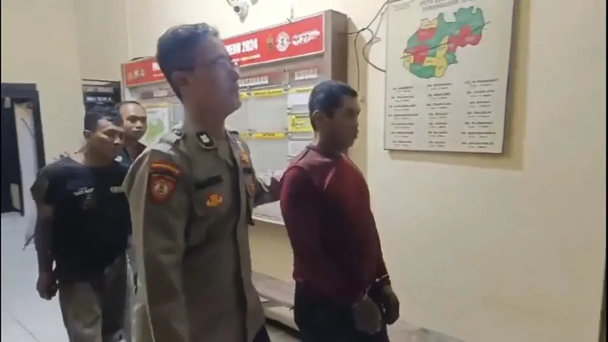Aksi pencurian rel kereta api di emplasemen Stasiun Curahmalang, Jombang yang terungkap. (Achmad RW/Radar Jombang) 