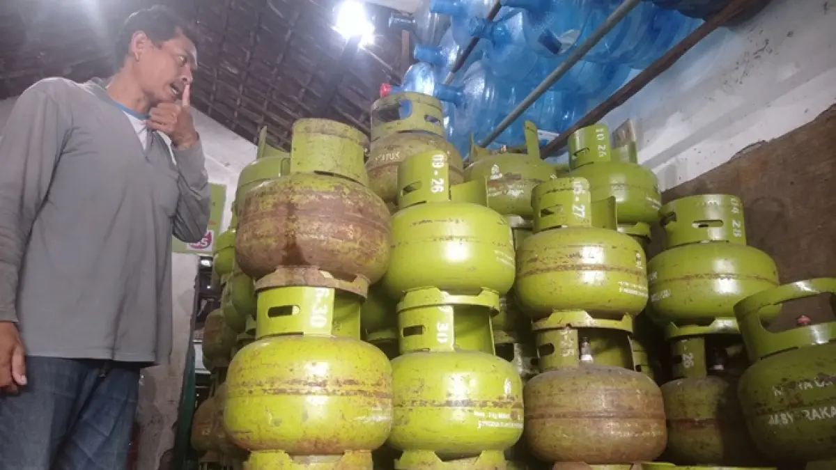 BANYAK DICARI: Pengelola pangkalan elpiji 3 kilogram di Jl Adityawarman mengecek tabung gas melon. (Ainul Hafidz/Radar Jombang)