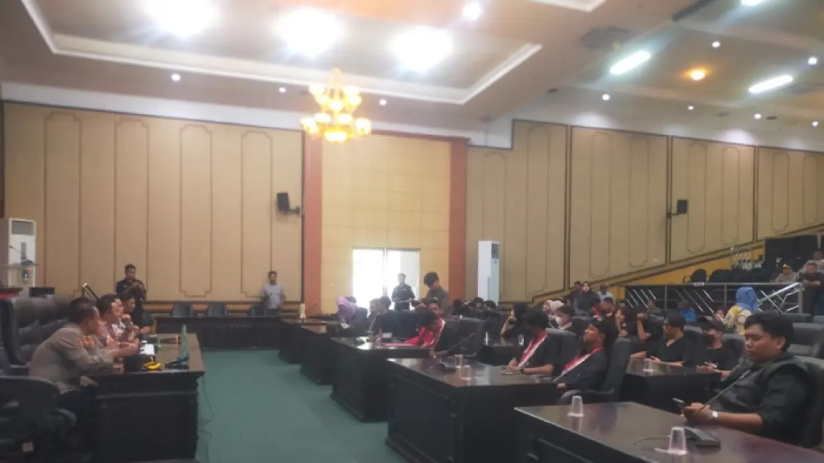 FOKUS: DPRD Jombang saat menerima masukan aspirasi dari GMNI Jombang, Kamis (16/4). (Azmy Endiyana/Radar Jombang)