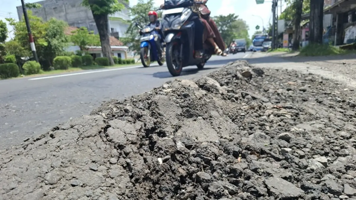 Perbaikan jalan provinsi ruas Jombang–Ploso kembali rusak. (Achmad RW/Radar Jombang)