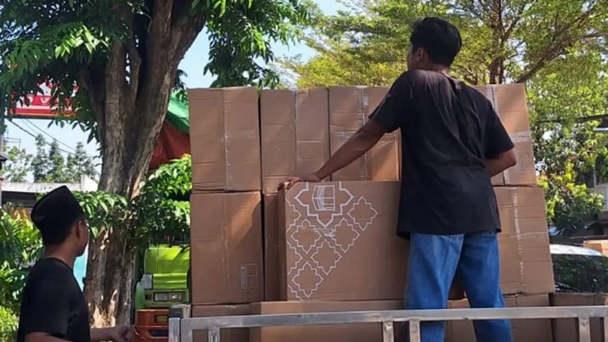SUDAH TIBA: Koper CJH Jombang sudah tiba dan dibagikan ke ribuan jemaah kemarin (15/4). (Anggi Fridianto/Radar Jombang)