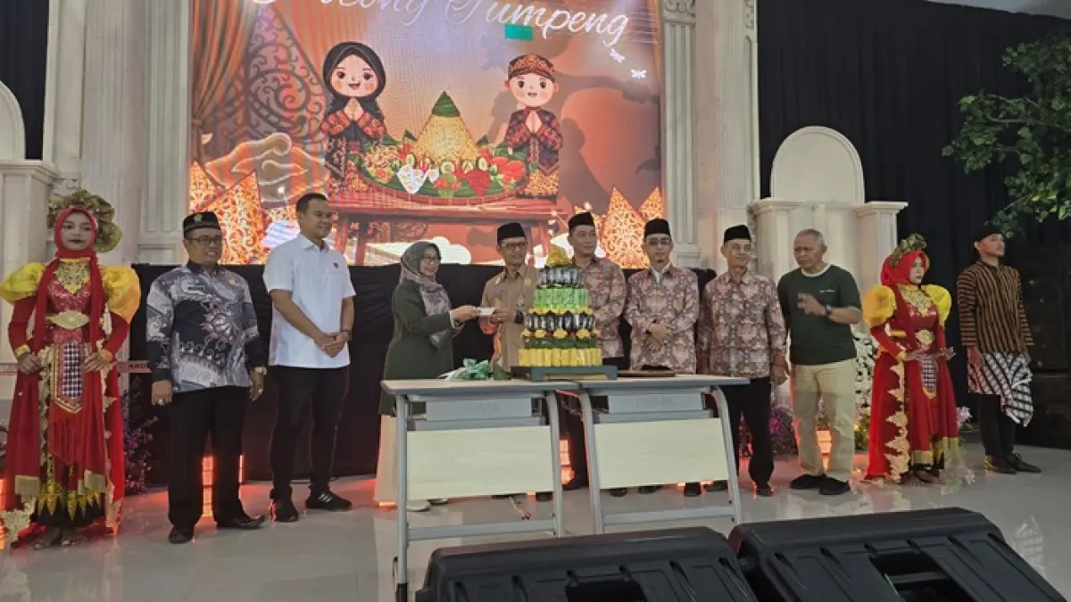 TELADAN: Kepala Kemenag Jatim, Dr Achmad Sruji Bakhtiar, Kepala Kemenag Jombang, Dr Muhajir, Kepala MAN 1 Jombang, bersama jajaran pimpinan MAN 1 Jombang. (Wenny Rosalina/Radar Jombang)