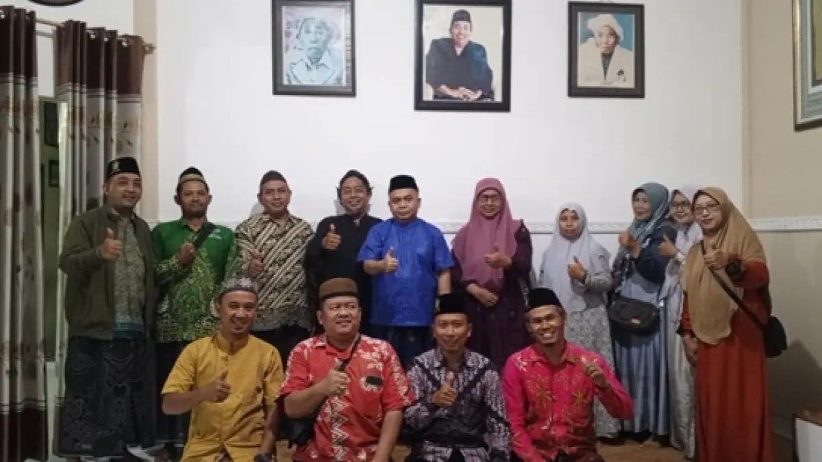 TELADAN: Wakil Ketua DPRD Jombang, HM Syarif Hidayatullah ST MMT (Gus Sentot), saat menerima perwakilan KKMI se-Kecamatan Diwek, Senin (30/3). (Rojiful Mamduh/Radar Jombang)