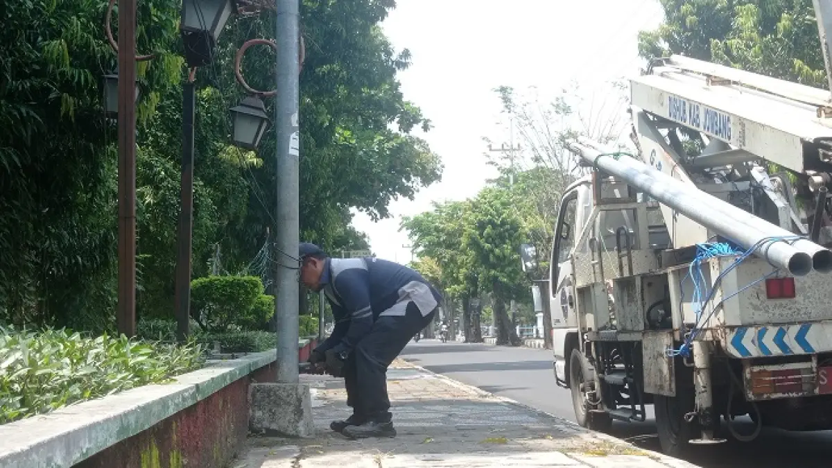 DICOPOT: Tiang lampion di eks kuliner Jombang dilepas sebelum nantinya dilelang, (16/4). (Ainul Hafidz/Radar Jombang)