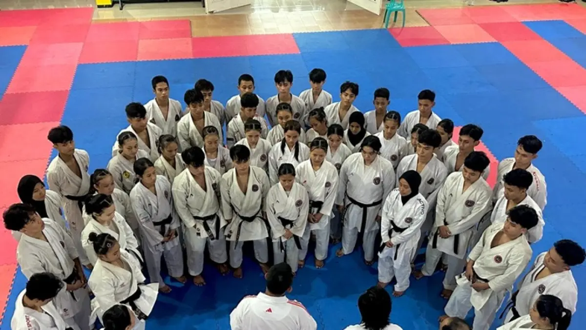 DISIPLIN: Karateka saat berlatih di Dojo Mahameru Jombang, (11/4). (Wenny Rosalina/Radar Jombang)